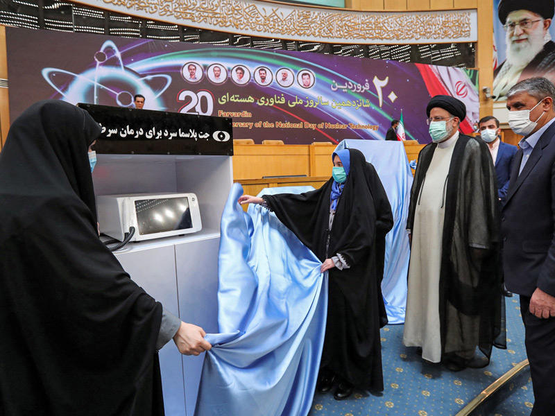 الرئيس الإيراني إبراهيم رئيسي يطلق جهازاً لمعالجة السرطان أمس خلال احتفال «بيوم التكنولوجيا النووية» في طهران (أ ف ب) 