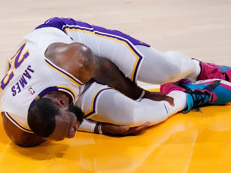 إصابة في الكاحل تنهي موسم ليبرون جيمس