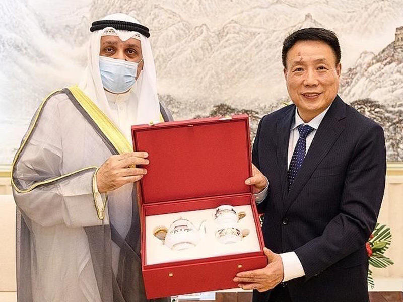 سفير الكويت لدى جمهورية الصين الشعبية سميح حيات مع نائب وزير الشؤون الخارجية في اللجنة المركزية للحزب الشيوعي الصيني زيهيو روي 