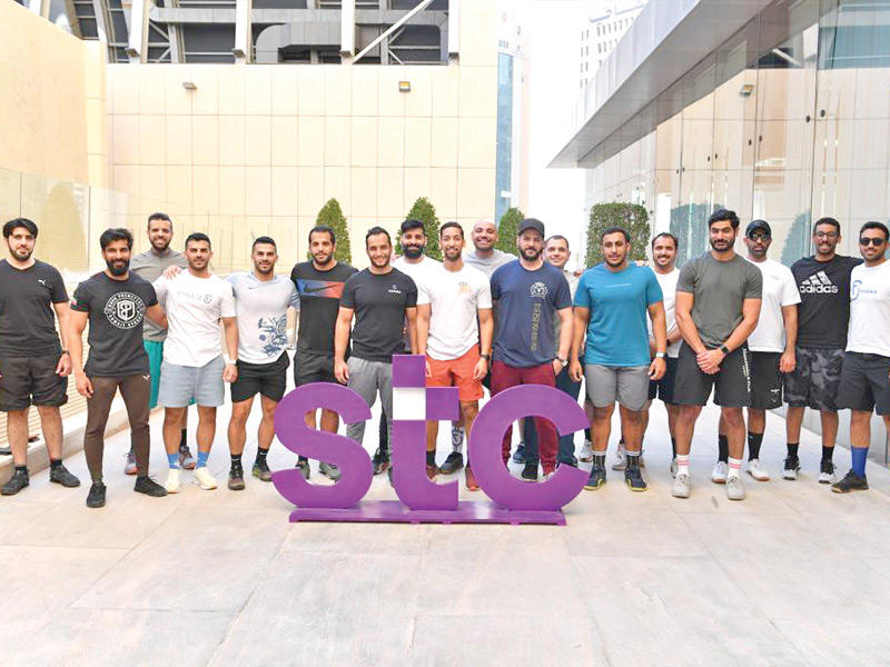 صورة جماعية للمشاركين في تحدي جدد نشاطك ببرج الحمراء