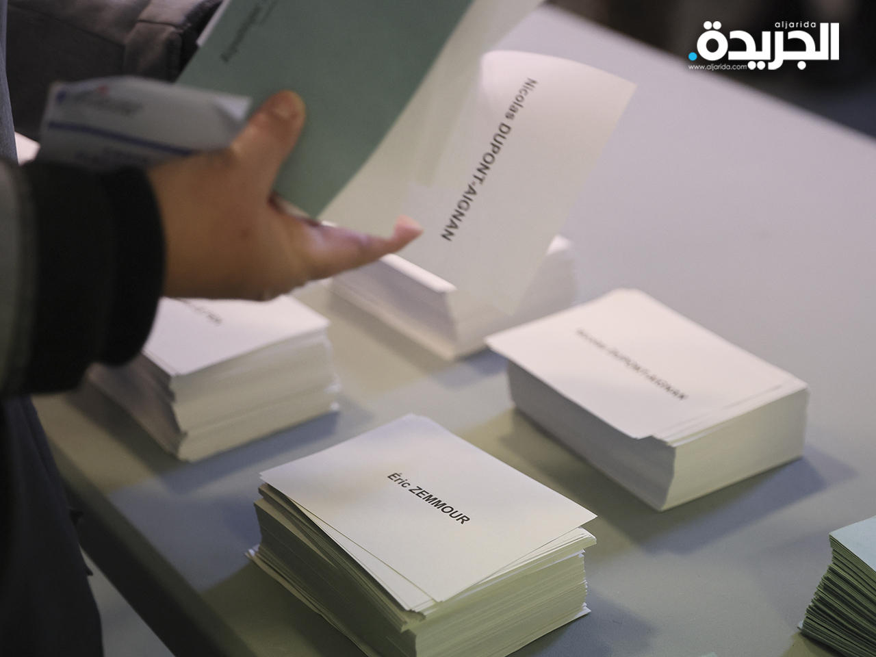 ناخب في مركز اقتراع بمرسيليا