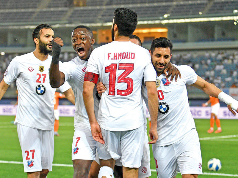 فهد حمود يحتفل مع زملائه بتسجيله في مرمى كاظمة (تصوير نوفل إبراهيم)