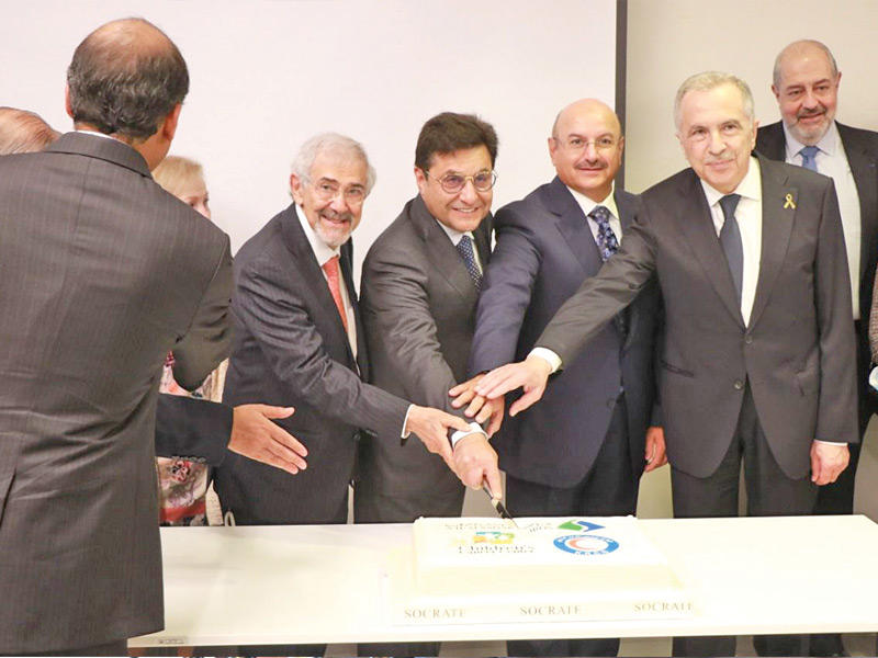 عضو مجلس الإدارة في شركة الصقر عماد الصقر وسفير الكويت لدى لبنان، عبدالعال القناعي ورئيس مجلس إدارة جمعية الهلال الأحمر د. هلال الساير خلال قطع كيك الاحتفال