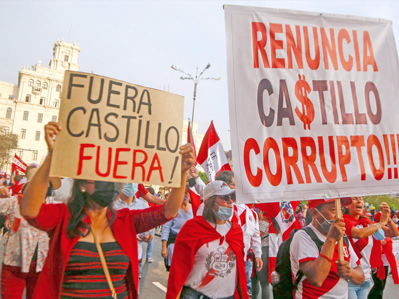 مئات المتظاهرين يطالبون باستقالة الرئيس 