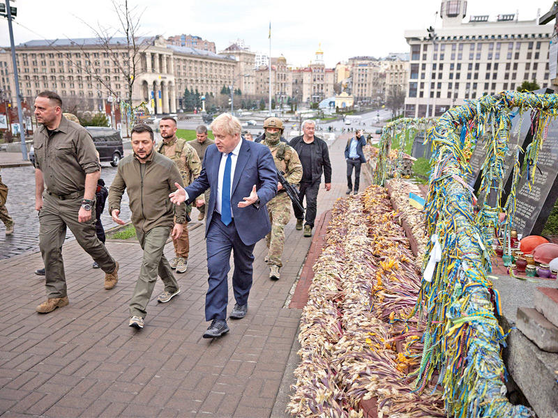 زيلينسكي وجونسون خلال جولتهما في كييف أمس الأول (أ ف ب)