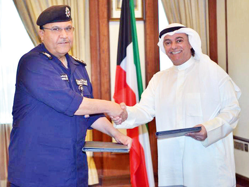 نائب رئيس مجلس الإدارة المدير العام لبنك الائتمان صلاح المضف ووكيل وزارة الداخلية الفريق أنور البرجس يتبادلان بروتوكول التعاون