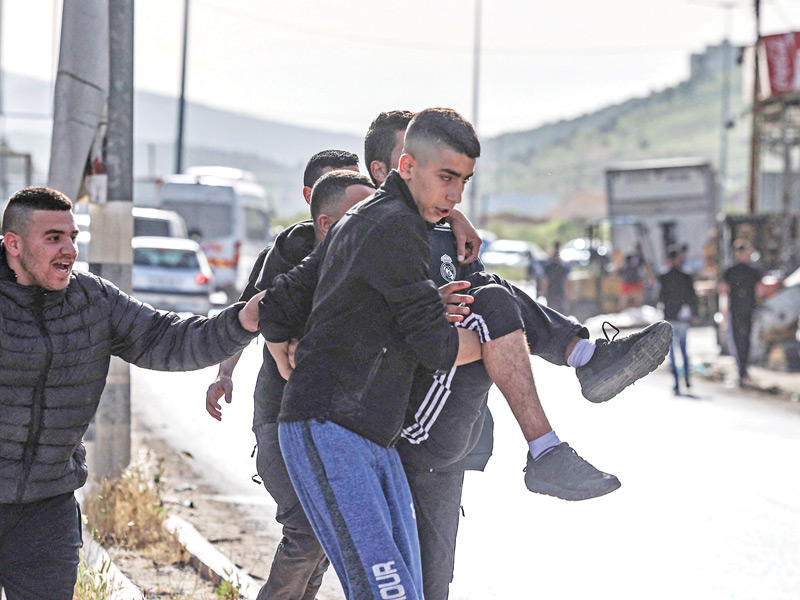 نقل الجرحى لتلقي المساعدة الطبية