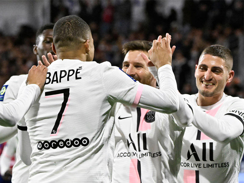 فرحة لاعبين نادي باريس بعد تسجيل الهدف
