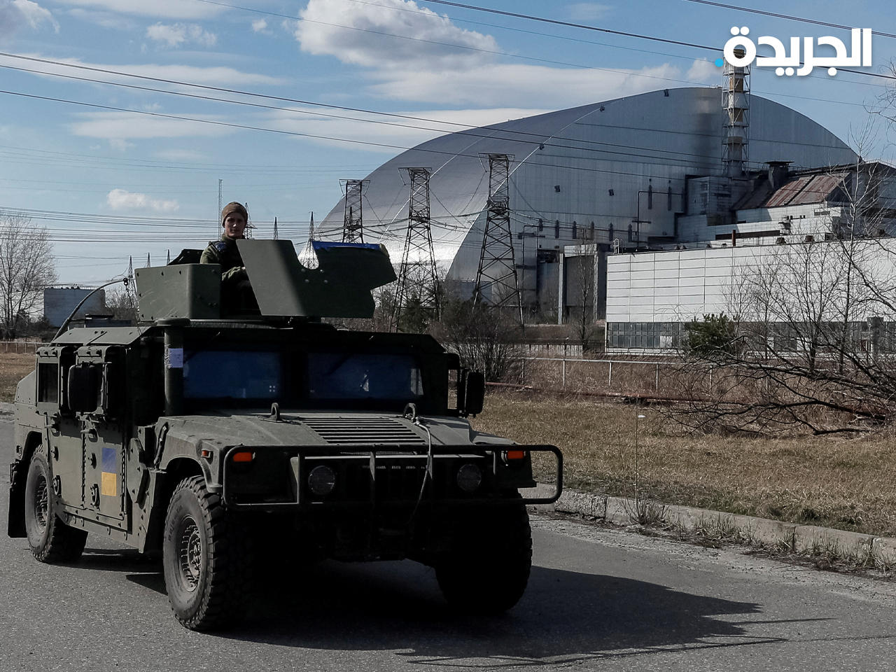 جنود أوكران أمام محطة تشيرنوبيل النووية