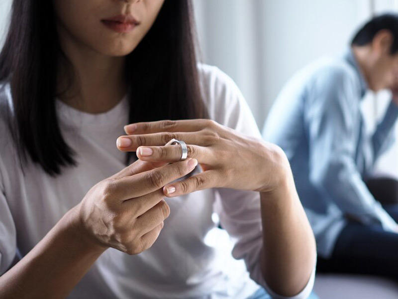 «دمية» كادت تشعلها بين زوجين