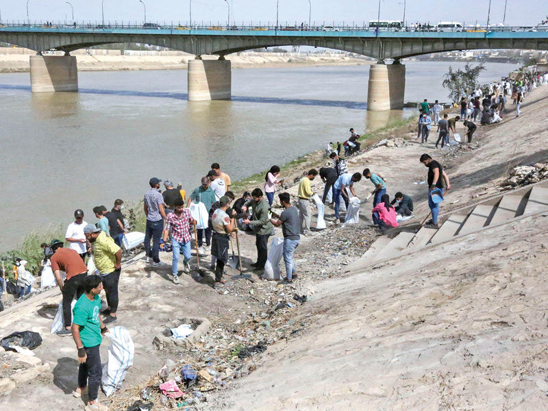 جانب من حملة التطهير لنهر «دجلة» 