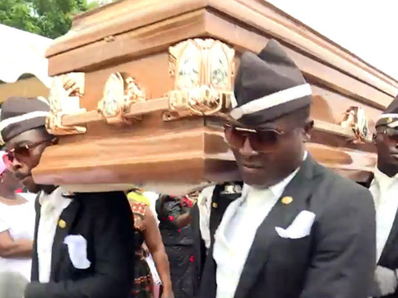 مجموعة من حاملي النعوش الغانيين