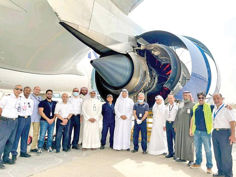  الرئيس التنفيذي لشركة الخطوط الجوية الكويتية المهندس معن رزوقي  في صورة جماعية خلال زيارته دائرتي الهندسة والعمليات