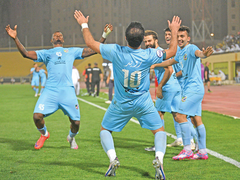 جمعة سعيد يحتفل مع زملائه على طريقتهم (تصوير نوفل إبراهيم)