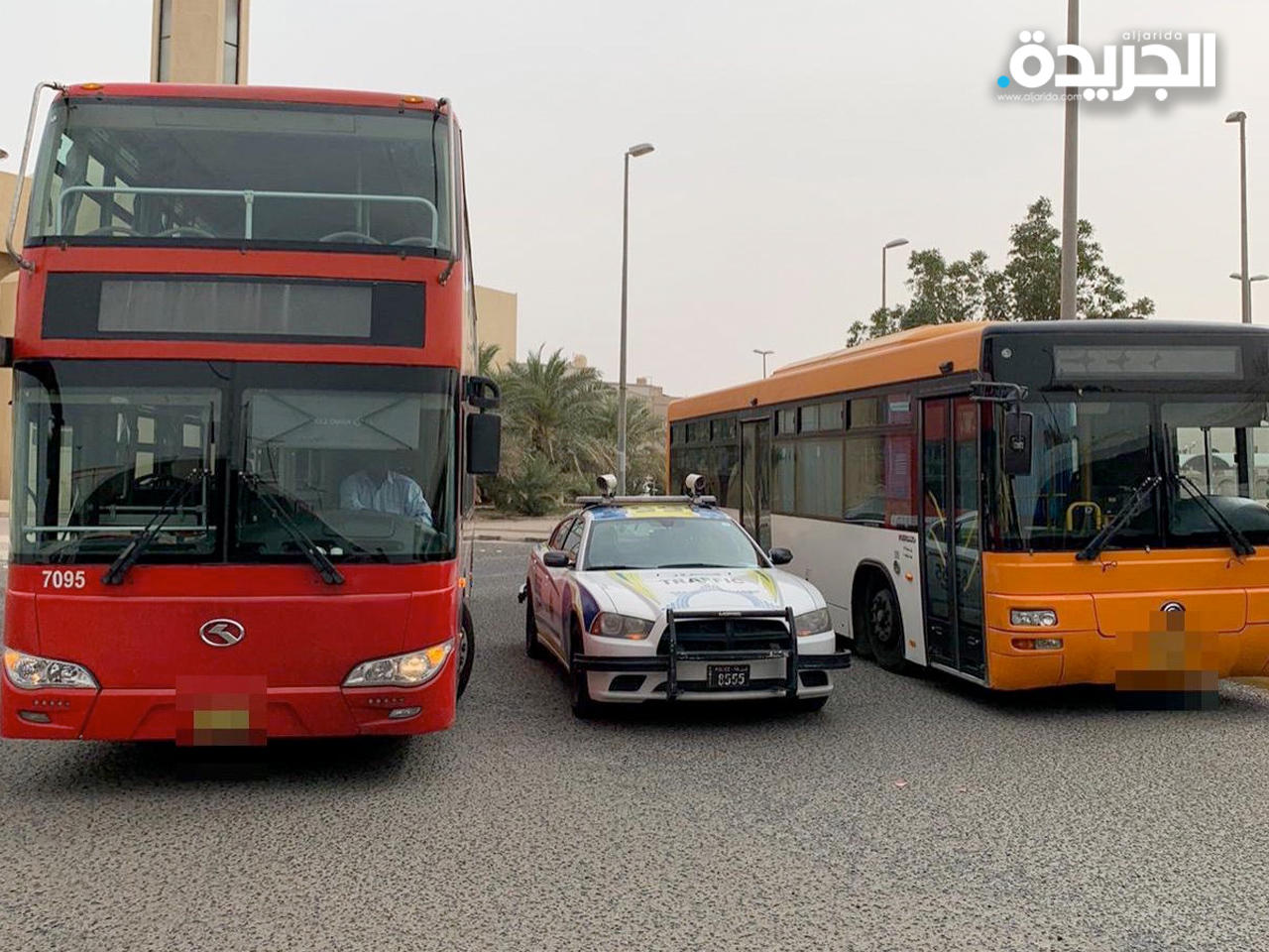 دورية مرور مع باصات النقل