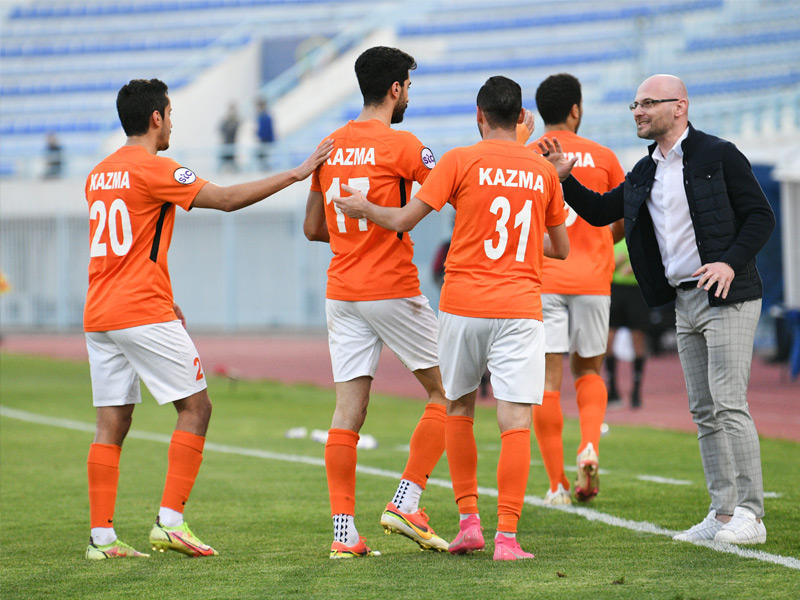 مدرب كاظمة زييلكو ماركوف يوجه اللاعبين