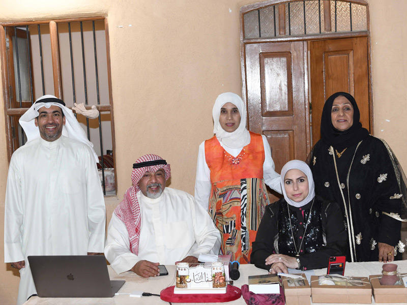 القريني والعوض مع عدد من الفنانين