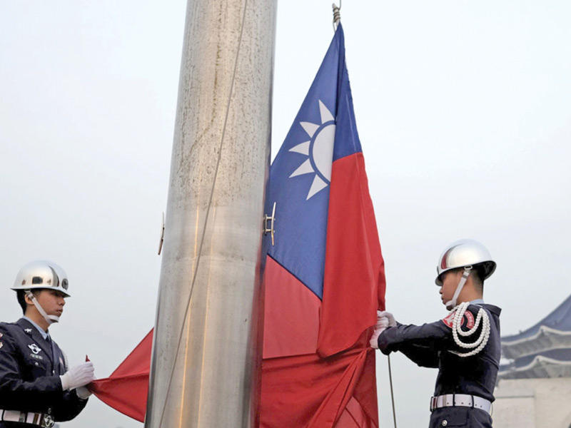 اثنان من الجنود التايوانيين يرفعون علم بلادهم