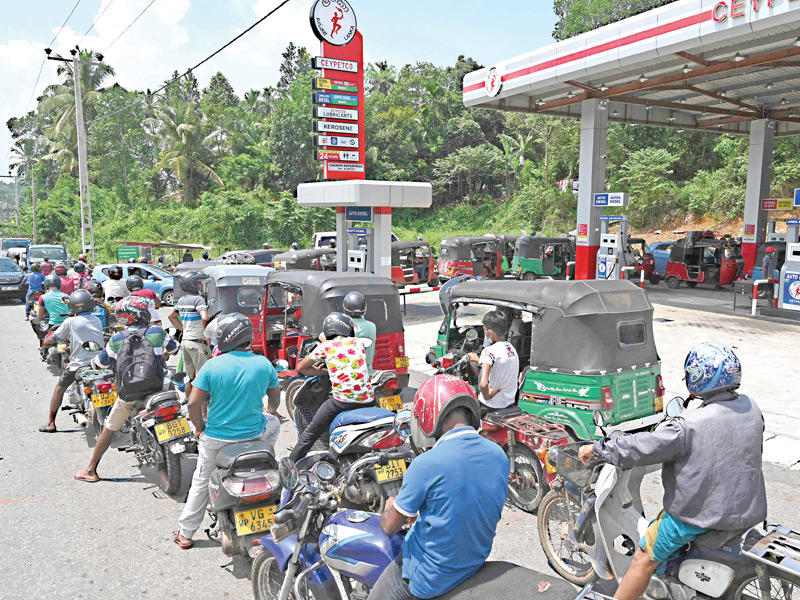 ازدحام وطوابير كبيرة امام محطات الوقود بسبب ازمة الوقود