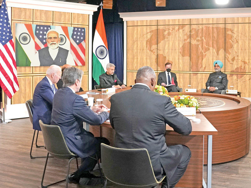 بايدن خلال القمة الافتراضية مع مودي في البيت الأبيض ويبدو مسؤولو خارجية ودفاع البلدين (رويترز)