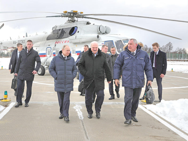  بوتين ولوكاتشينكو لدى وصولهما إلى مطار فوستوتشني الفضائي في مقاطعة آمور (رويترز)