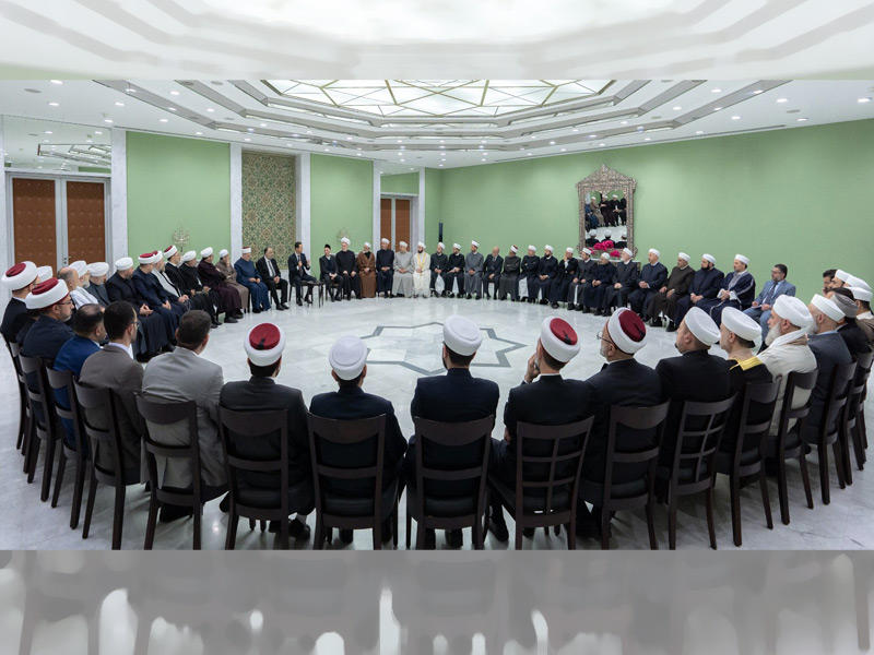 الأسد يلتقي وفداً من كبار العلماء في دمشق أمس الأول (الرئاسة)