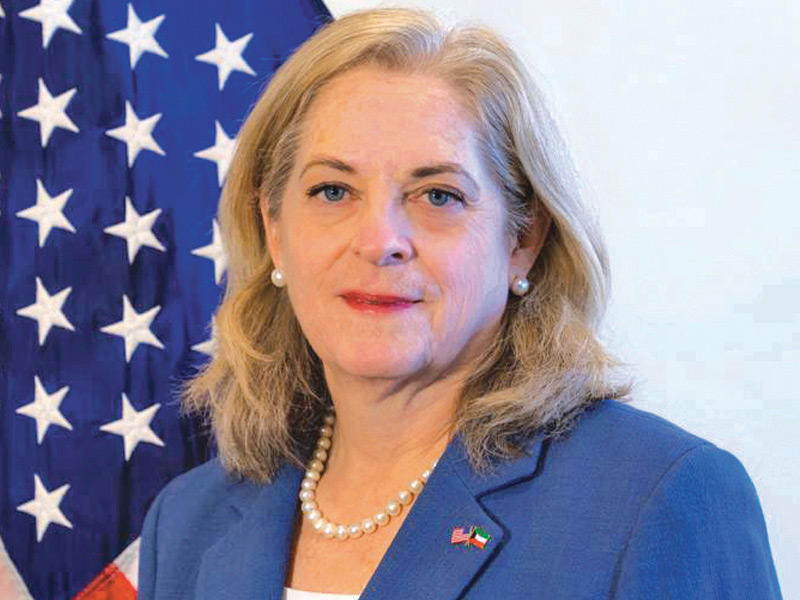 السفيرة الأميركية لدى البلاد آلينا رومانوسكي