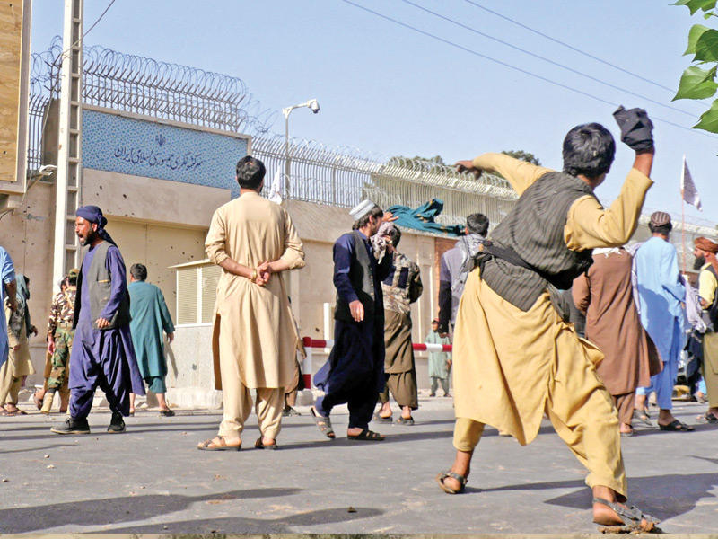 متظاهرون أفغان يهاجمون القنصلية الإيرانية في هيرات أمس الأول بعد تقارير عن اعتداءات على لاجئين أفغان (أ ف ب)