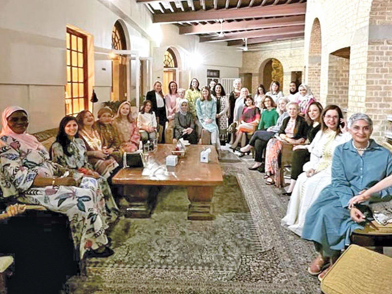 لقطة جماعية للدبلوماسيات في منزل السفيرة البريطانية