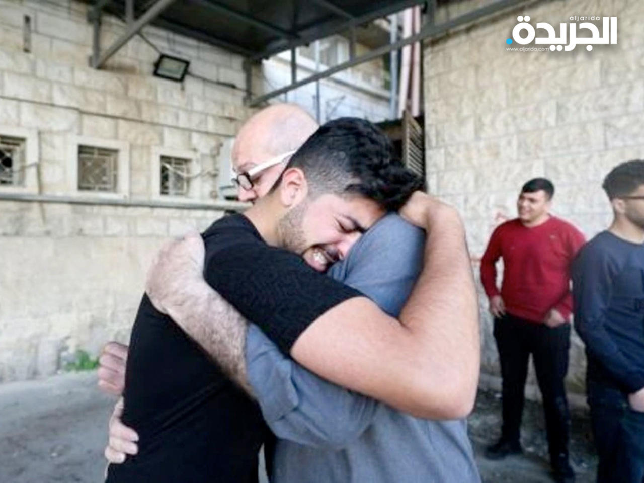  فلسطينيون يبكون استشهاد صديقهم برصاص الاحتلال في نابلس