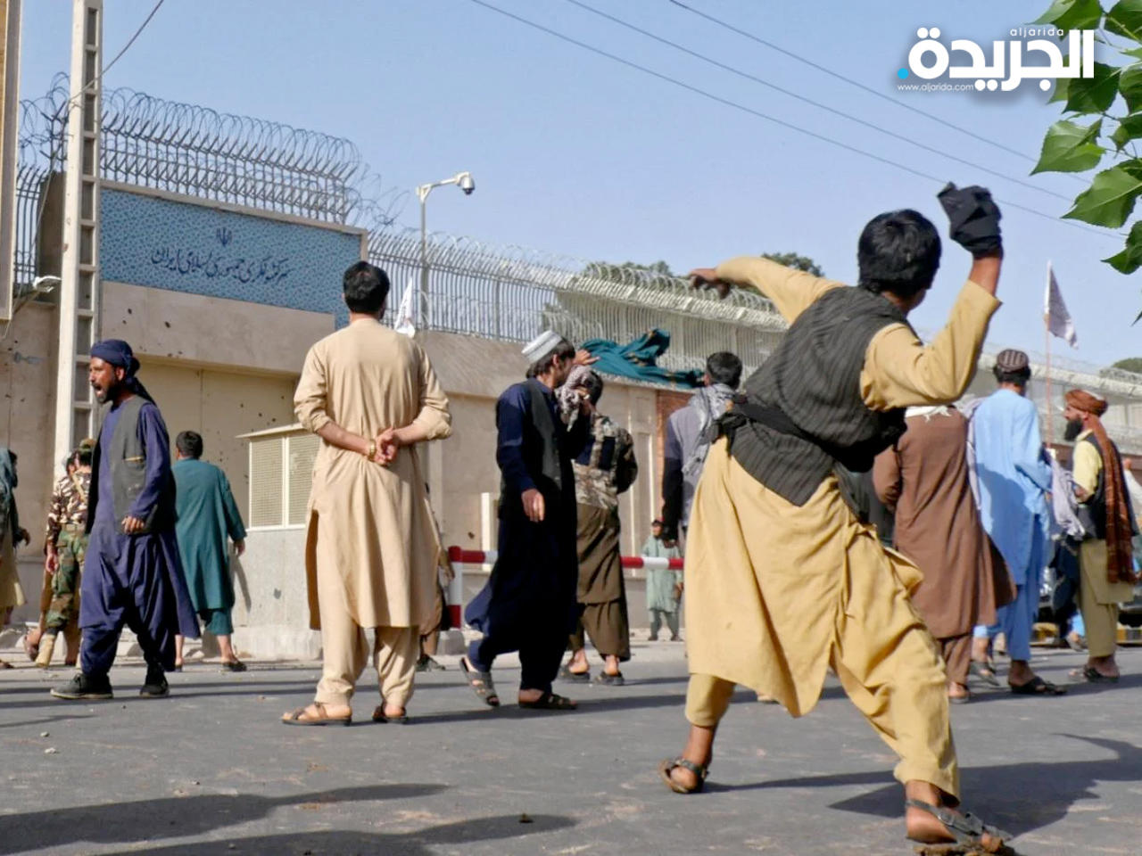 متظاهرون أفغان يلقون الحجارة على القنصلية الإيرانية في هرات