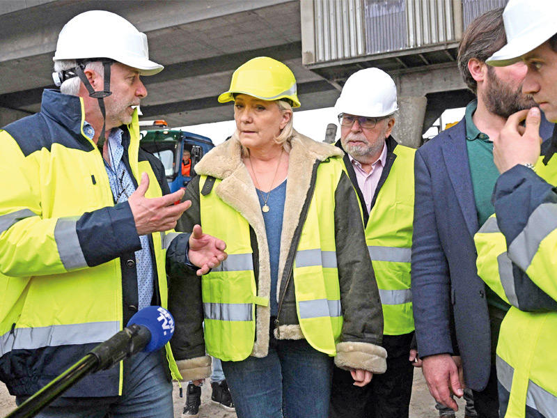 لوبن بالسترة الصفراء قرب باريس أمس (أ ف ب )