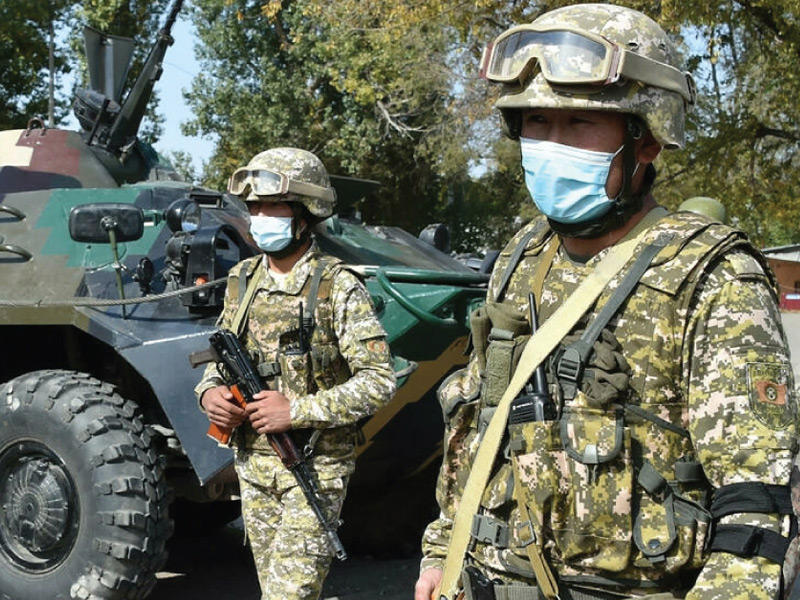 حرس الحدود القرغيزية يتفقدون المكان 