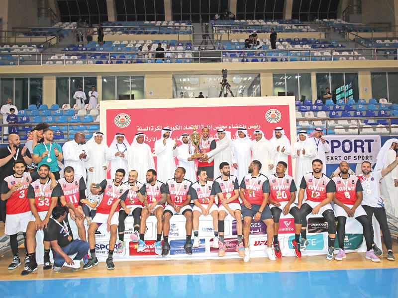 أبطال السلة على منصة التتويج