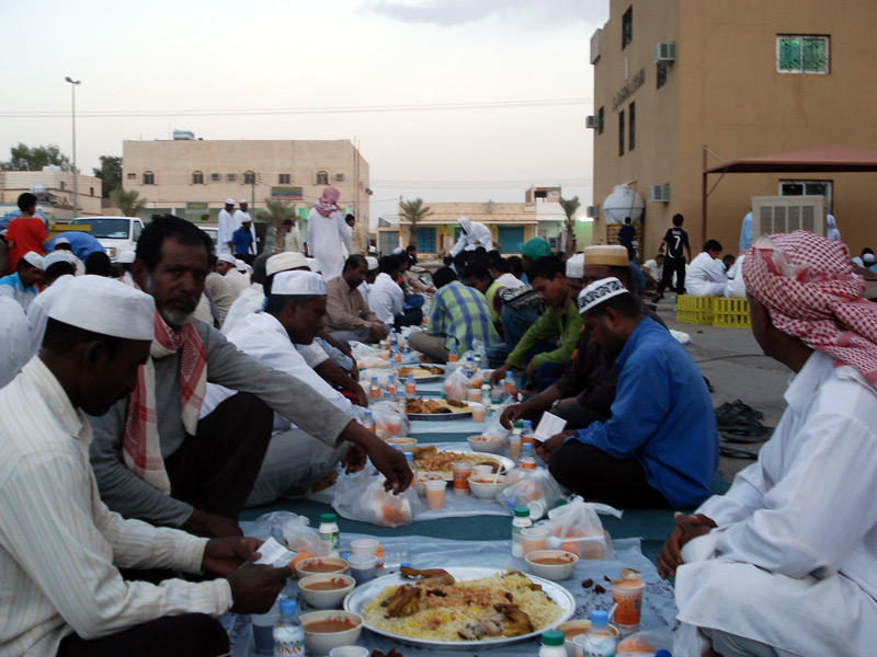 جمعية إحياء التراث الإسلامي نوزع 20 ألف وجبة إفطار يومياً