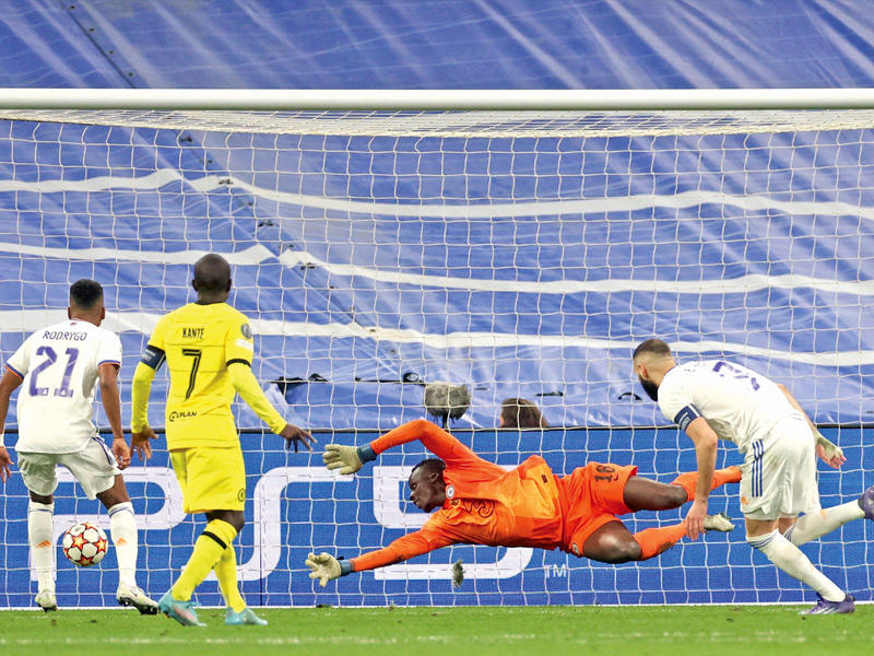 بنزيمة نجم ريال مدريد يحرز هدفه في مرمى تشلسي