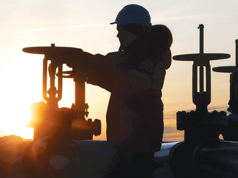 مخاوف تراجُع الإمدادات تصعد بأسعار النفط