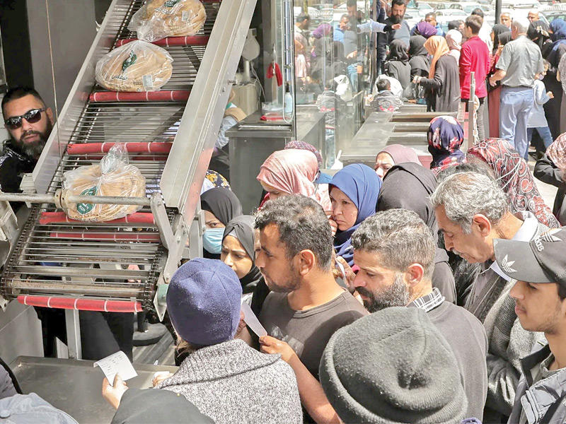 الازدحام على مخابز الخبز 