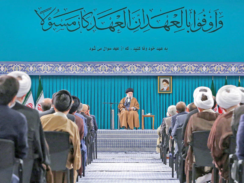 خامنئي مستقبلا مسؤولين ورجال دين أمس الأول (أ ف ب)