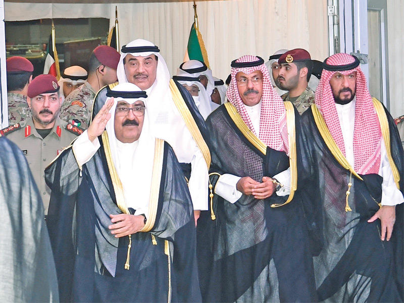 ممثل الأمير، ولي العهد يحيي مستقبليه خلال زيارته «الإطفاء» أمس الاول، ويبدو الخالد ووزيرا الداخلية والدفاعn