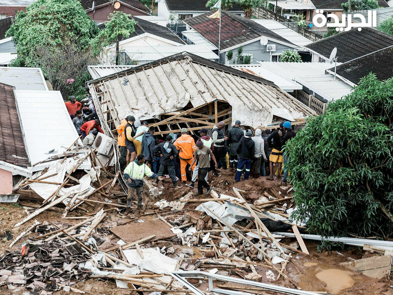 عمال الإنقاذ يحفرون بحثاً عن أشخاص يُعتقد أنهم محاصرون في منزل في بلدة بونيلا