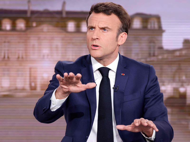 ماكرون مشاركاً في برنامج تلفزيوني أمس الأول (أ ف ب) 