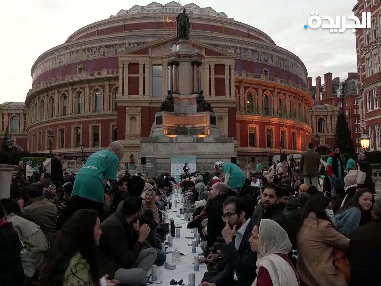 مئات المسلمين يتناولون إفطار رمضان أمام «قاعة ألبرت الملكية» في لندن