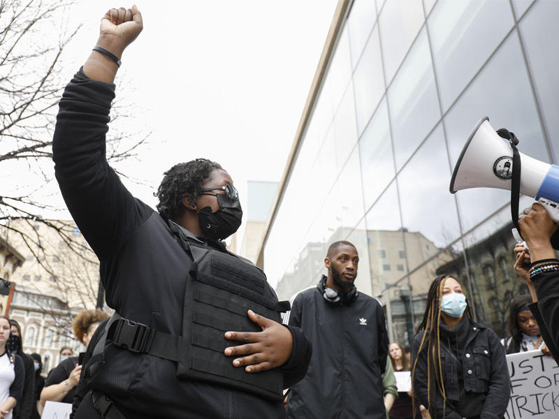 عشرات المتظاهرين في غراند رابيدز بولاية ميشيغن الأميركية