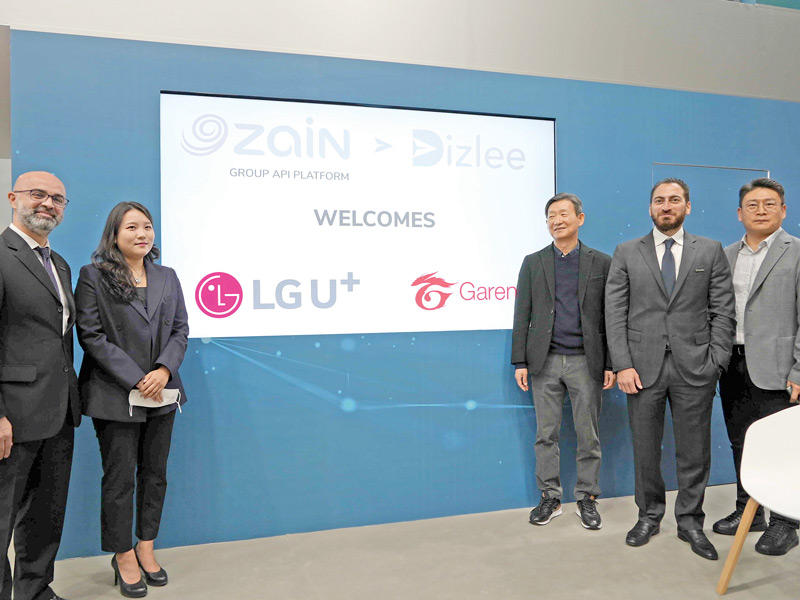 الرئيس التنفيذي للاستثمار والخدمات الرقمية في مجموعة زين مالك حمود يتوسط المسؤولين التنفيذيين من «زين» و«LGU» خلال إطلاق Dizlee