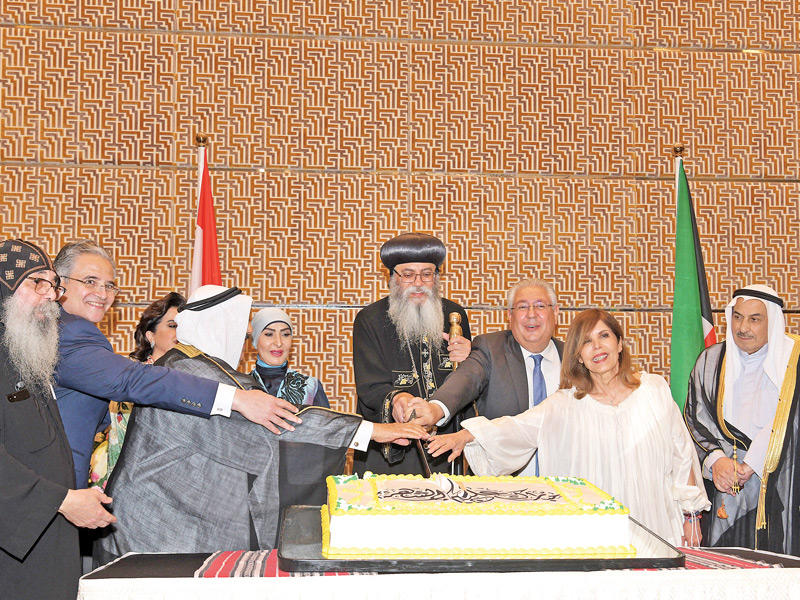 شلتوت والأنبا أنطونيوس وهشام عسران وسعاد المعجل خلال قطع كعكة المحبة