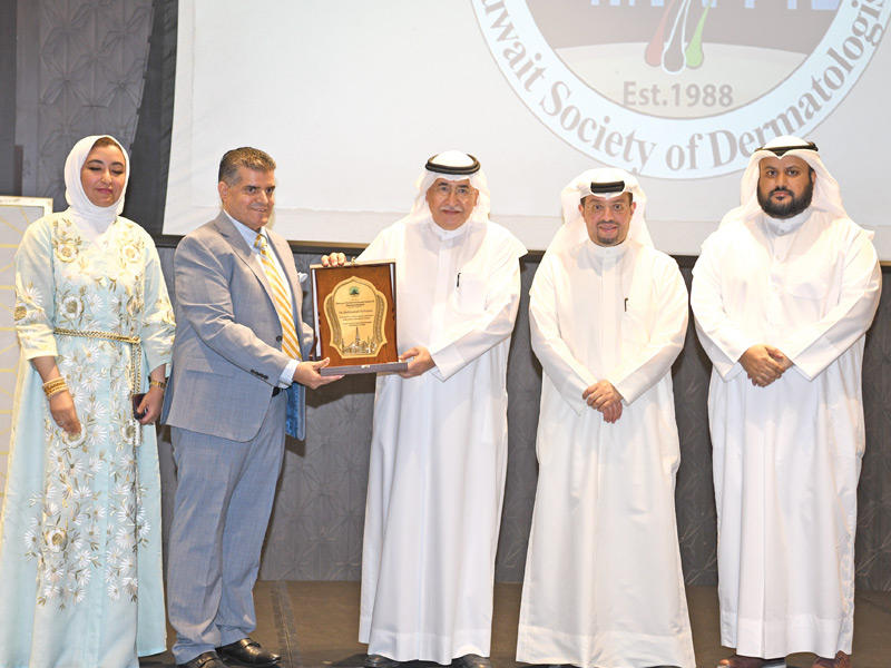 العتيبي مكرماً الفوزان بحضور الرفاعي والطوالةt (تصوير عوض التعمري)