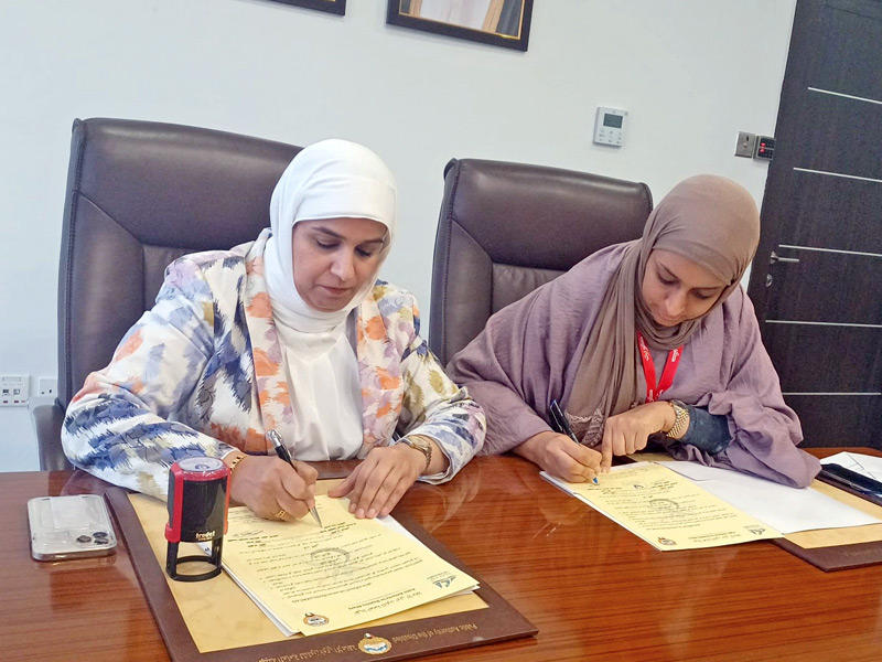 مديرة الهيئة بالإنابة هنادي المبيلش  ومديرة معهد البناء عواطف السلمان خلال توقيع مذكرة التفاهم