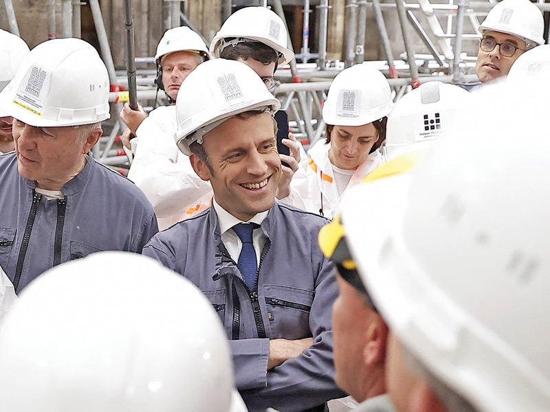  ماكرون خلال زيارته كاتدرائية نوتردام في باريس (رويترز)