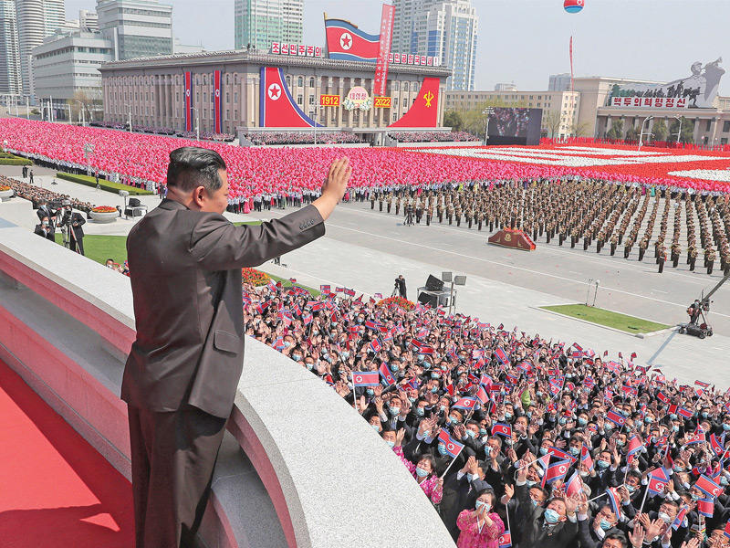 الزعيم الكوري الشمالي كيم جونغ أون محيي الشعب في مسيرة ضخمة في الذكرى العاشرة 